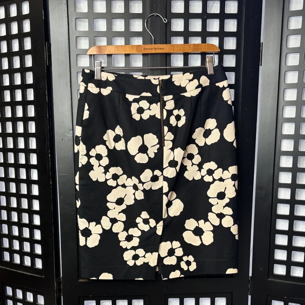 🖤 LOFT Black Cream Floral Midi Skirt Women’s Size 6, back zip with stretch🖤 - Picture 6 of 16